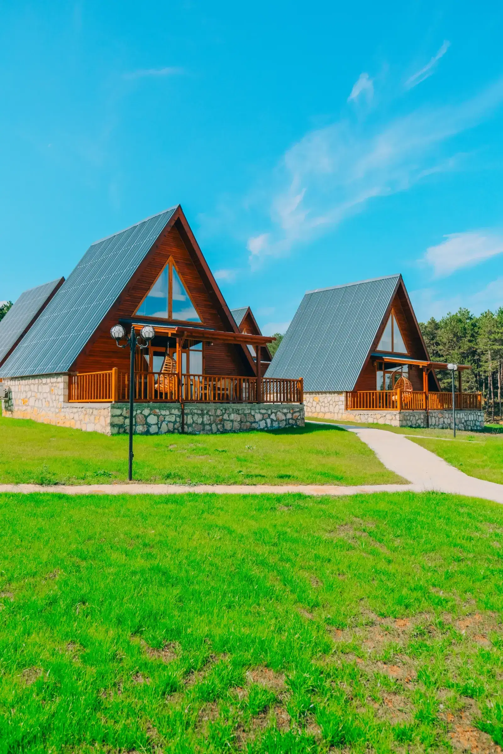 Kastilya Otel: Çam ormanı önünde bungalovlar ve bahçe yolu