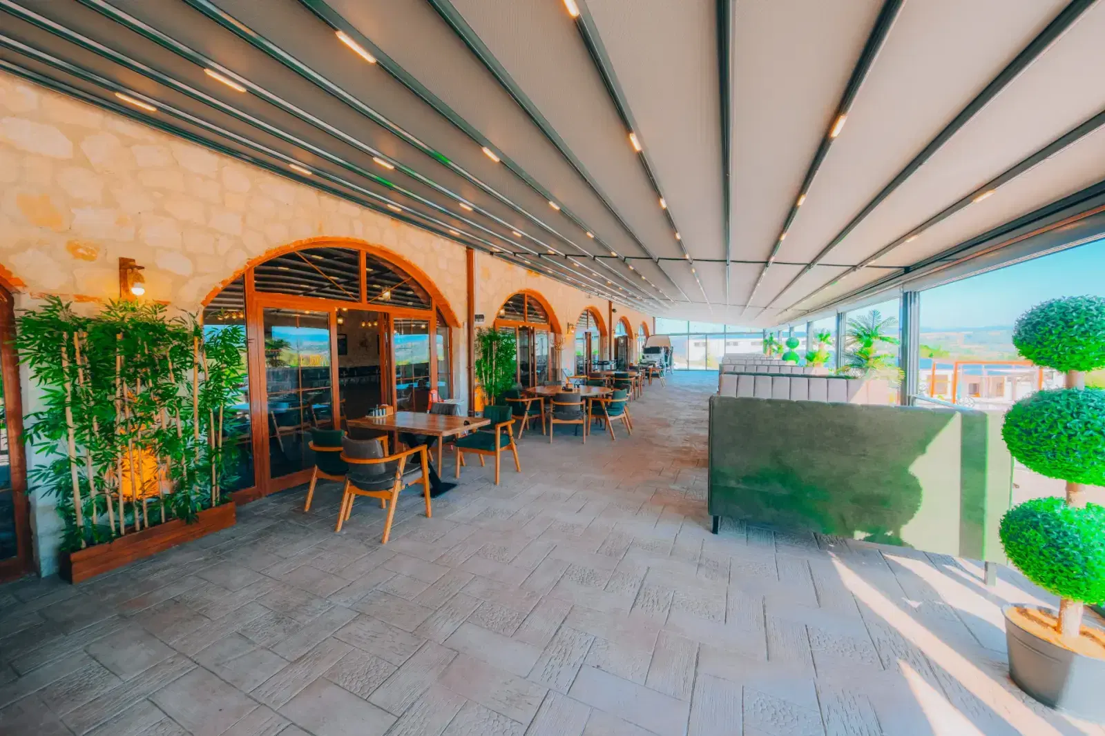 Kastilya Otel: Restoran terası ve kemerli giriş