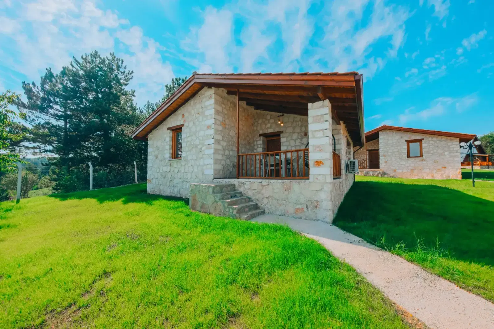 Kastilya Otel: Taş evler ve bahçe yolu